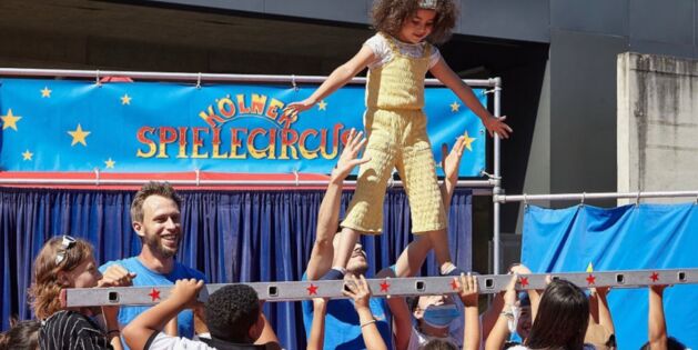Ein Kind balanciert auf einer Leiter