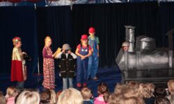 Theaterszene von Jim Knopf mit Grundschulkindern auf der Bühne